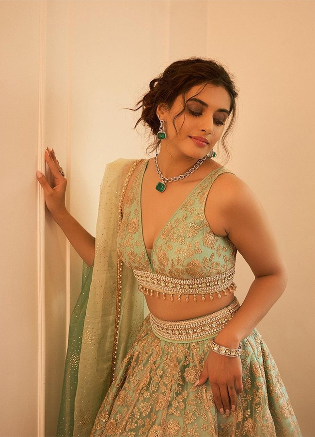 Divyansha_20Kaushik_20Hot_20Pics-19.jpg 19