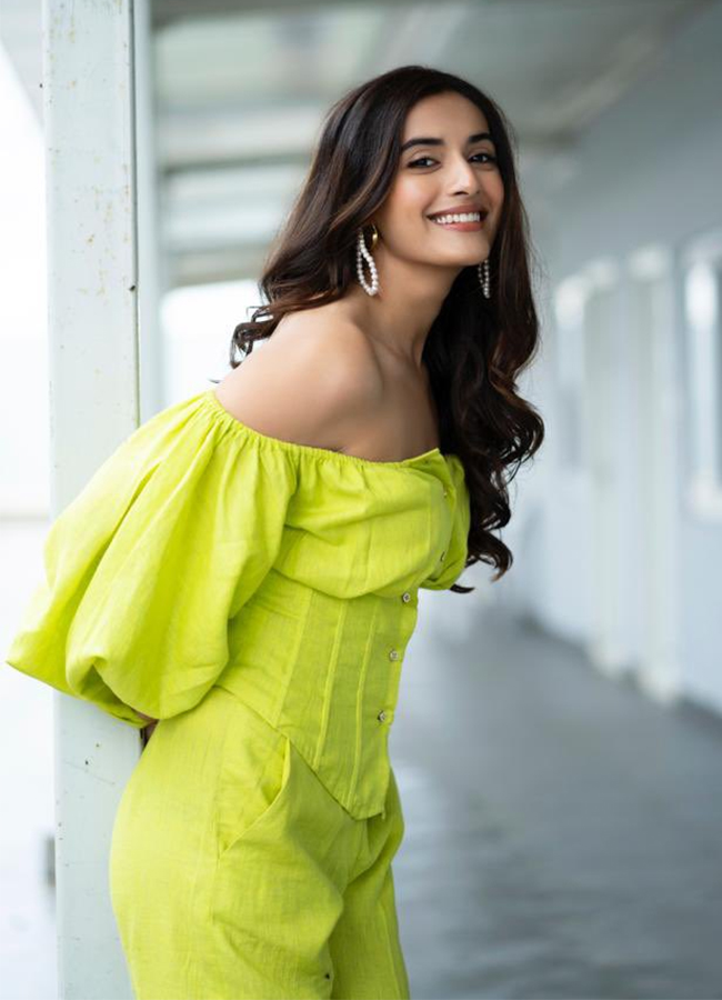 Divyansha_20Kaushik_20Hot_20Pics-7.jpg 7