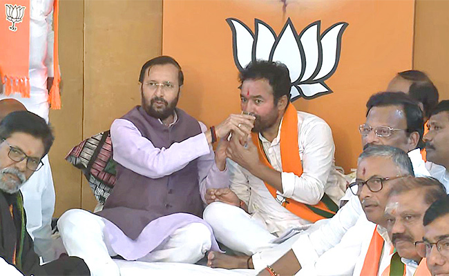Kishan-Reddy-Stopped-His-Hunger-Strike.jpg