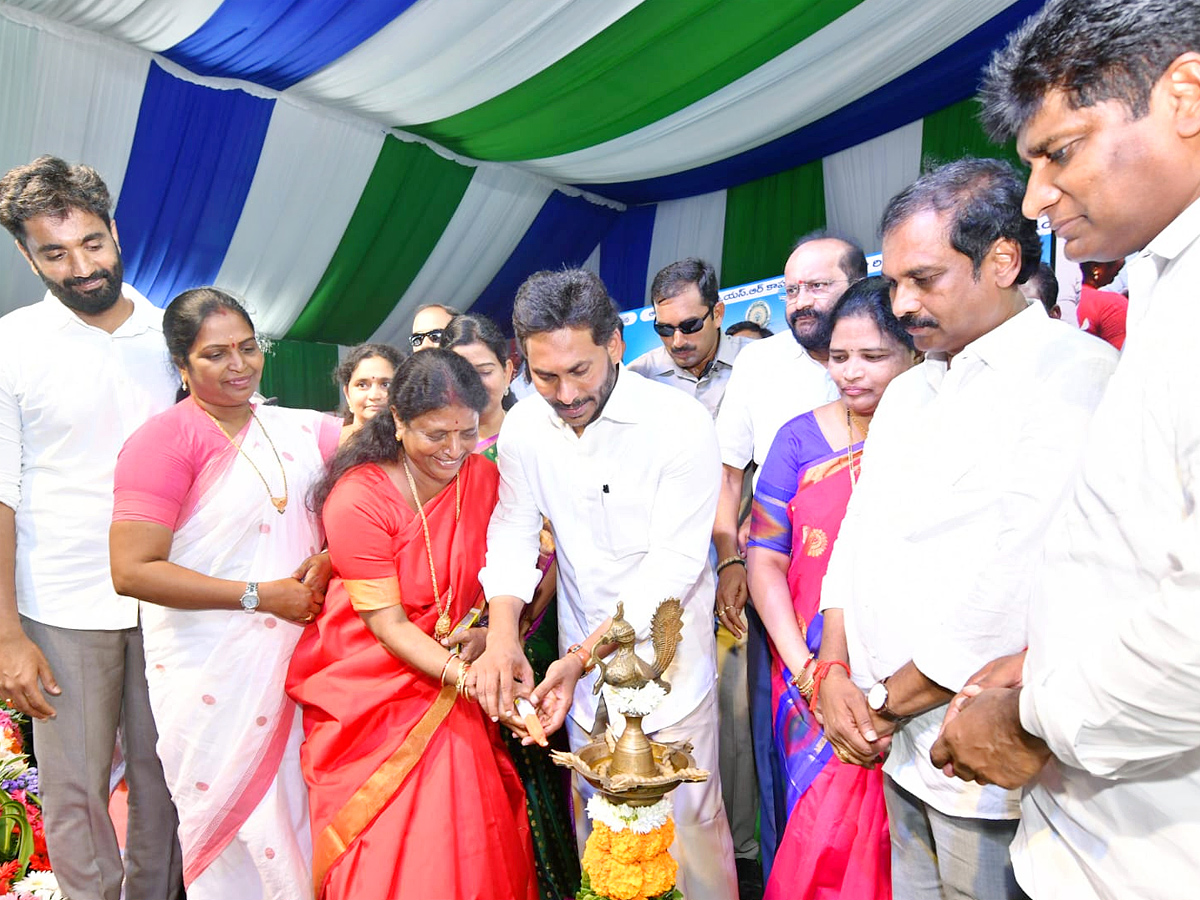 CM_20Jagan_20Release_20YSR_20Kapu_20Nestham_20Scheme_204_20Phase_20Funds_20PHotos_11.jpg 18