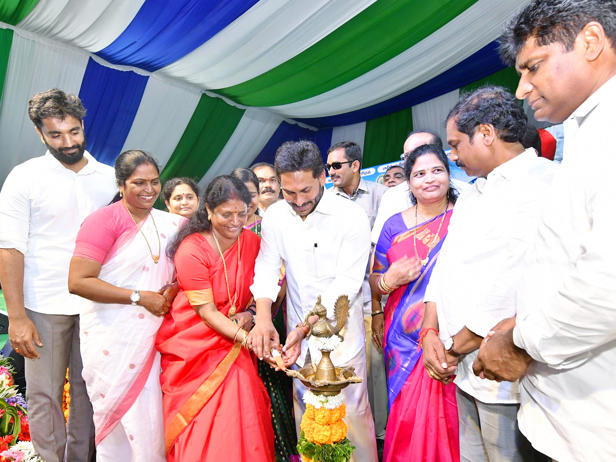 CM_20Jagan_20Release_20YSR_20Kapu_20Nestham_20Scheme_204_20Phase_20Funds_20PHotos_2.jpg 7
