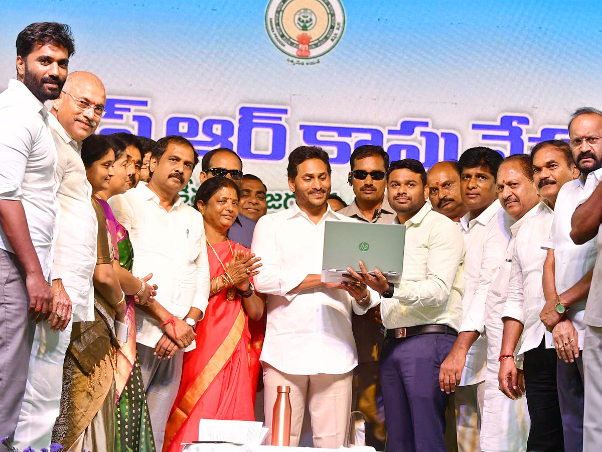 CM_20Jagan_20Release_20YSR_20Kapu_20Nestham_20Scheme_204_20Phase_20Funds_20PHotos_7.jpg 12