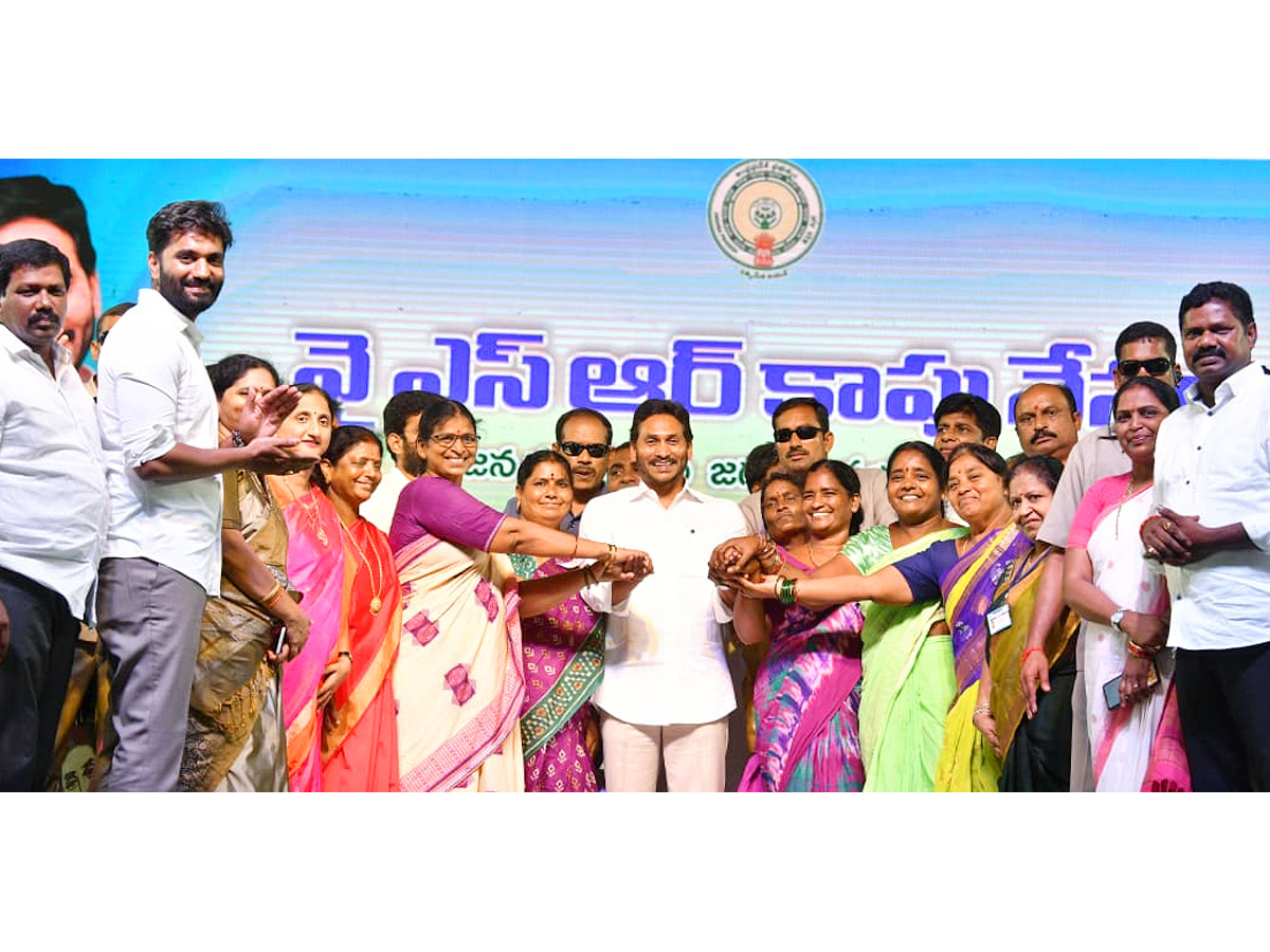 CM_20Jagan_20Release_20YSR_20Kapu_20Nestham_20Scheme_204_20Phase_20Funds_20PHotos_9.jpg 16