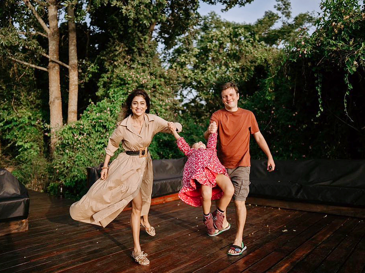Heroine_20Shriya_20family_20vacation_20photos_16.jpg 14