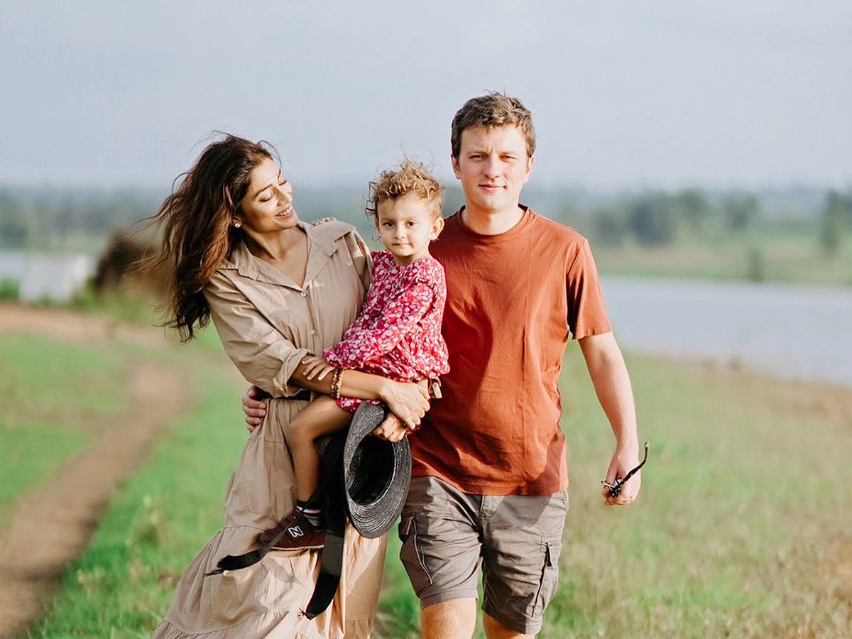 Heroine_20Shriya_20family_20vacation_20photos_9.jpg 7