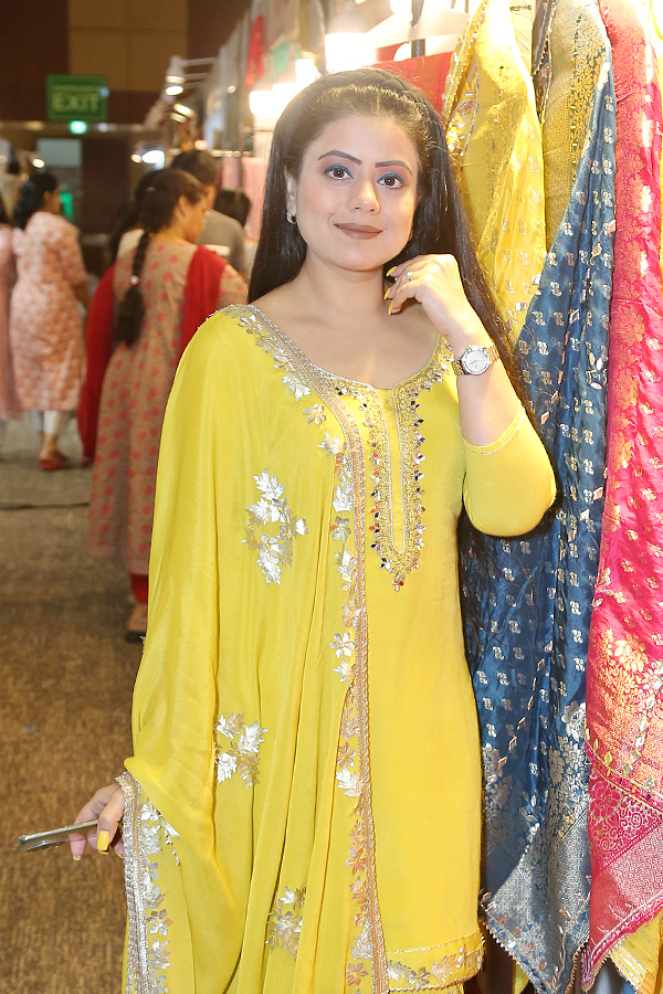 Sutraa_20Indian_20Fashion_20Exhibition_20At_20Hyderabad_14.jpg 15