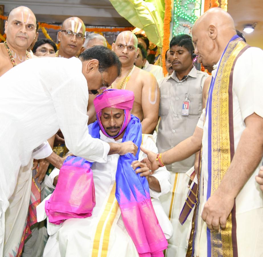 CM-YS-Jagan-At-Tirumala-Brahmotsavam-03.jpeg 4