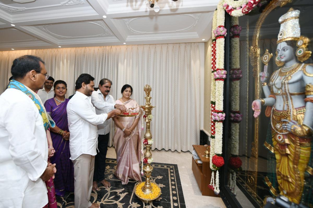 CM-YS-Jagan-At-Tirumala-Brahmotsavam-10.jpeg 11