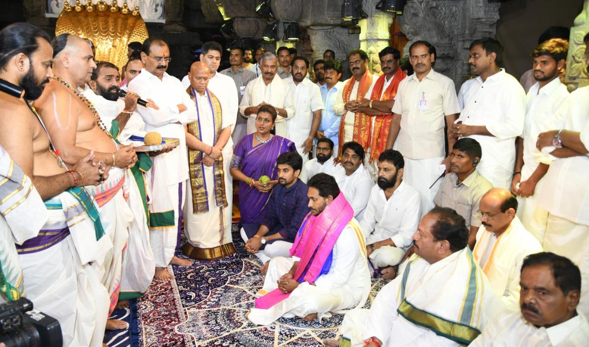 CM-YS-Jagan-At-Tirumala-Brahmotsavam-22.jpeg 19