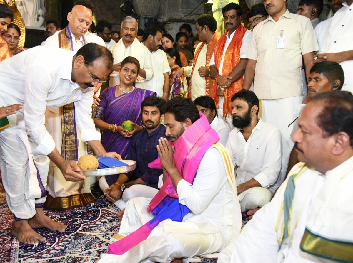 CM-YS-Jagan-At-Tirumala-Brahmotsavam-25.jpeg 23