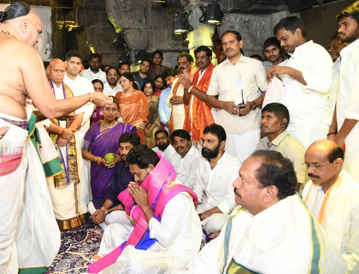 CM-YS-Jagan-At-Tirumala-Brahmotsavam-27.jpeg 27