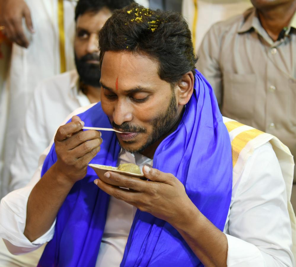 CM-YS-Jagan-At-Tirumala-Brahmotsavam-28.jpeg 26