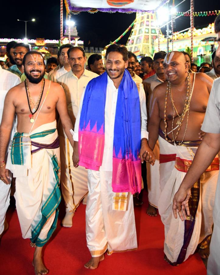 CM-YS-Jagan-At-Tirumala-Brahmotsavam-35.jpeg 34