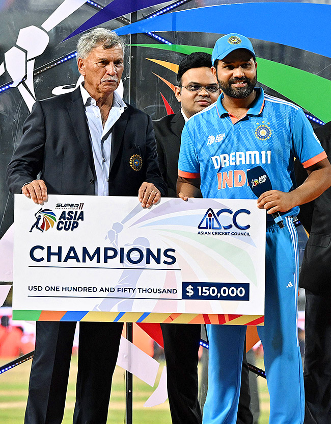 India_20Celebrate_20with_20the_20trophy_20after_20winning_20the_20Asia_20Cup_202023-3.jpg 3