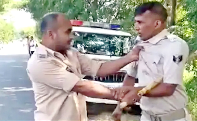 two-cops-get-ugly-fight-bihar-nalanda.jpg