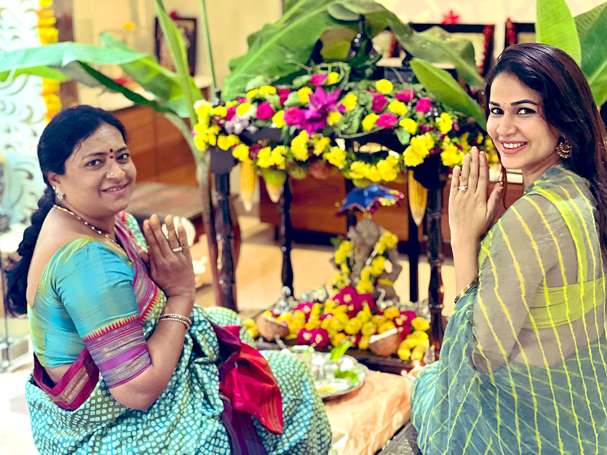 Celebrities_20Ganesh_20Chaturthi_20Celebrations_20Photo_20Gallery-10.jpg 10
