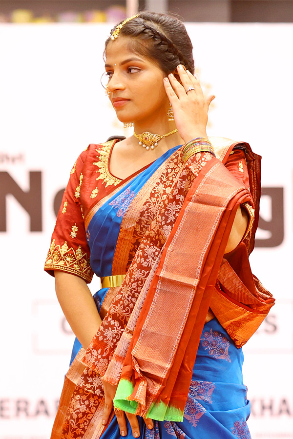 Cloth_20Emporium_20Grand_20Inauguration_20In_20Madhurawada_20Photos_10.jpg 10