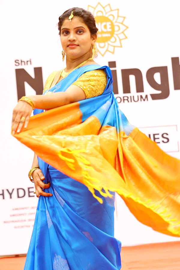 Cloth_20Emporium_20Grand_20Inauguration_20In_20Madhurawada_20Photos_9.jpg 9