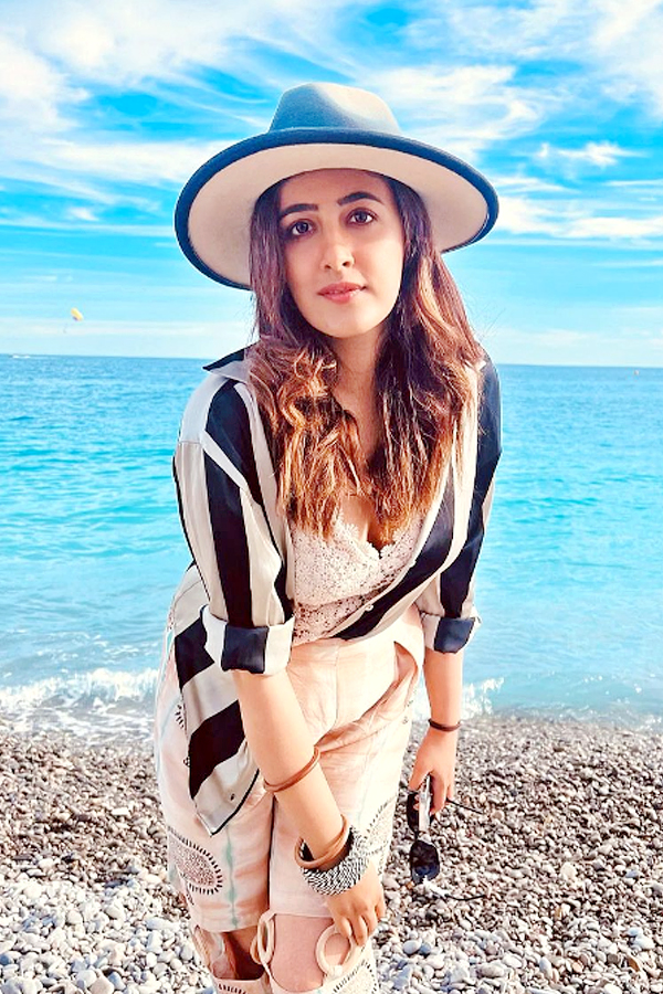 Nupur-Sanon-09.jpg 10