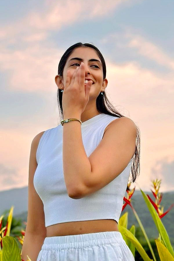 Amitabh_20Bachchans_20granddaughter_20Navya_20Nanda_20Latest_20Photos_10.jpg 11