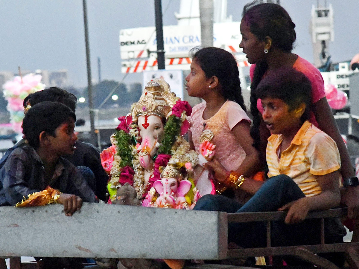 Ganesh_20Nimajjanam_20in_20Tank_20Bund_20PHotos_1.jpg 2