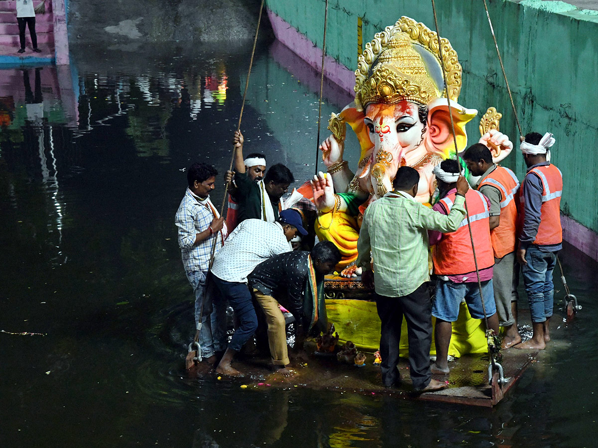 Ganesh_20Nimajjanam_20in_20Tank_20Bund_20PHotos_10.jpg 11