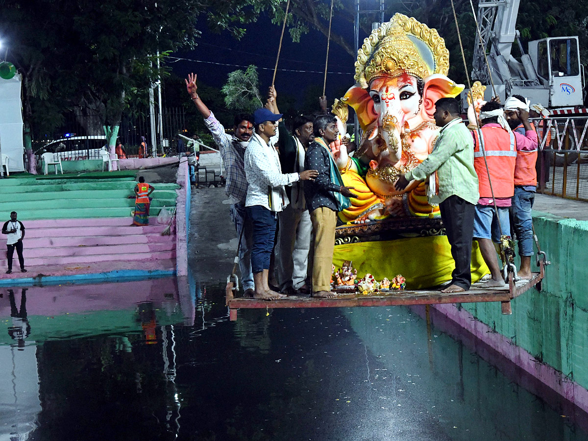 Ganesh_20Nimajjanam_20in_20Tank_20Bund_20PHotos_11.jpg 12