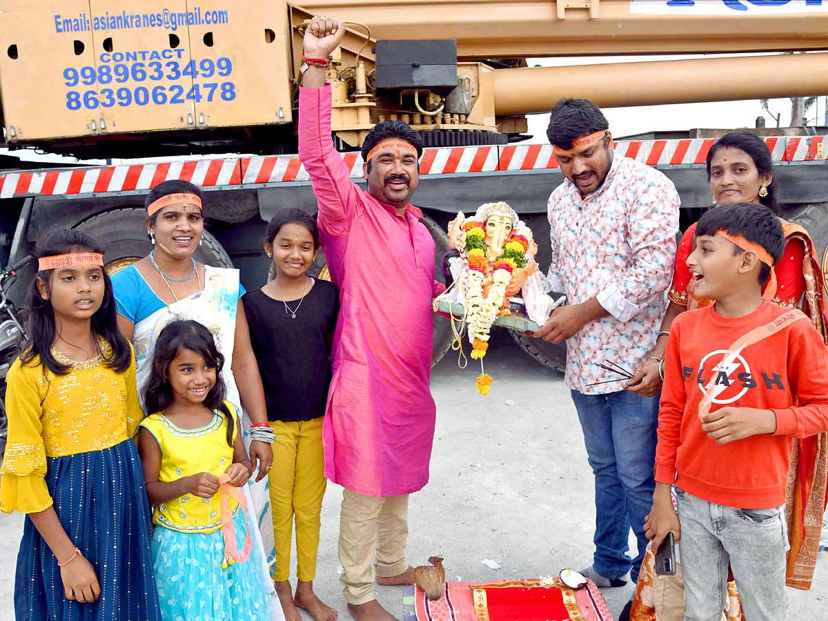 Ganesh_20Nimajjanam_20in_20Tank_20Bund_20PHotos_14.jpg 15
