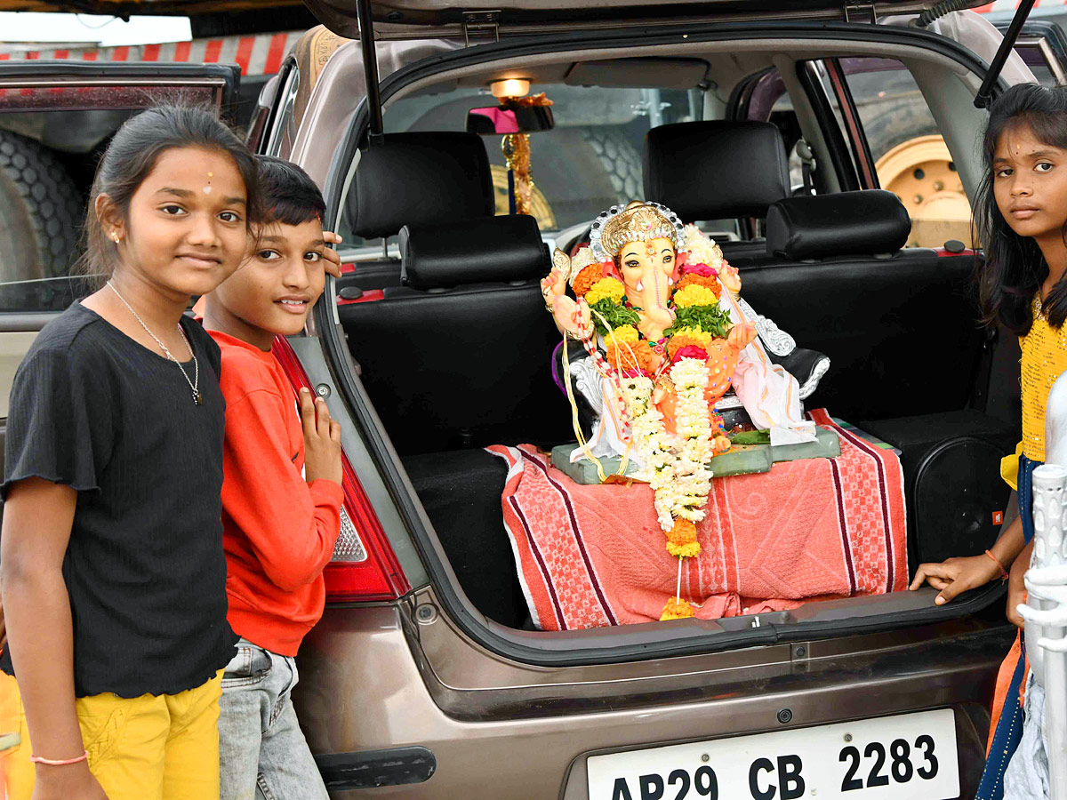 Ganesh_20Nimajjanam_20in_20Tank_20Bund_20PHotos_15.jpg 16
