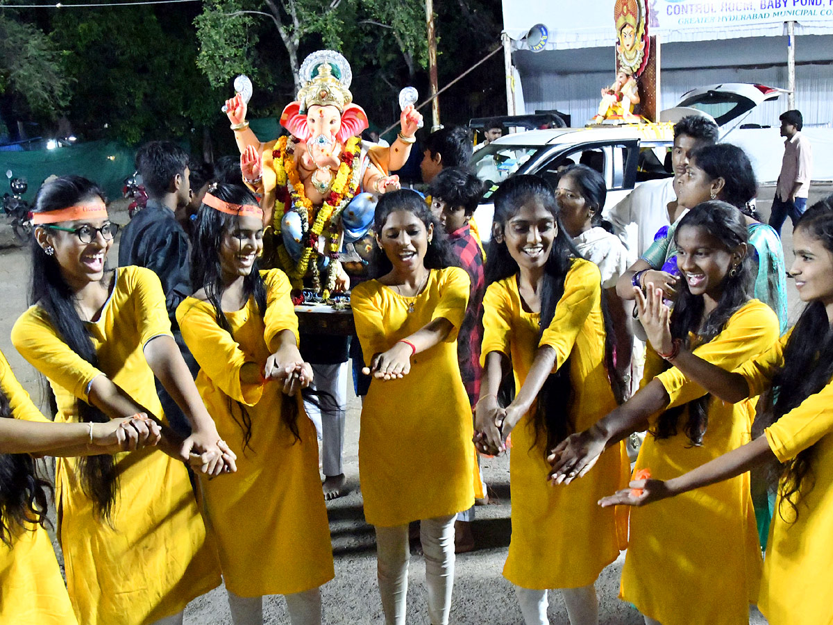 Ganesh_20Nimajjanam_20in_20Tank_20Bund_20PHotos_3.jpg 4