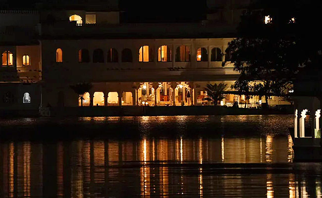 Parineeti_20Chopra_20And_20Raghav_20Chadha_20arrive_20in_20Udaipur_20with_20family_20Photos_3.jpg 4