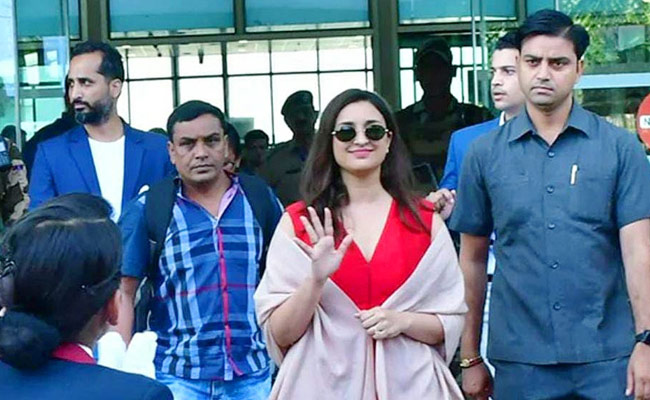 Parineeti_20Chopra_20And_20Raghav_20Chadha_20arrive_20in_20Udaipur_20with_20family_20Photos_7.jpg 8