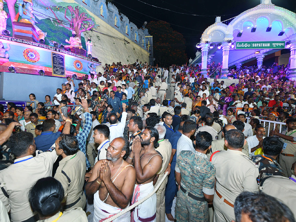 Tirumala_20Brahmotsavam_20Srivari_20Garuda_20Seva_20PHotos_1.jpg 12