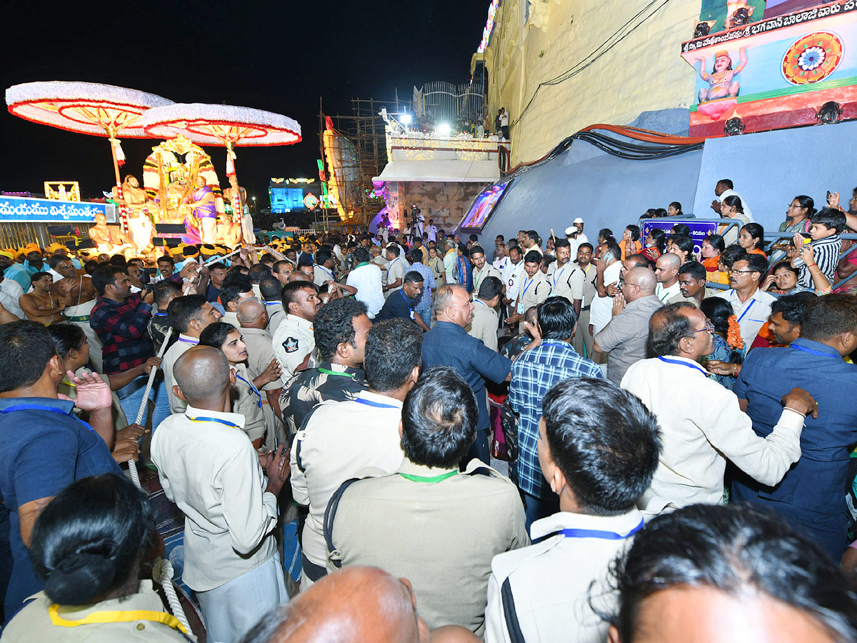 Tirumala_20Brahmotsavam_20Srivari_20Garuda_20Seva_20PHotos_2.jpg 13