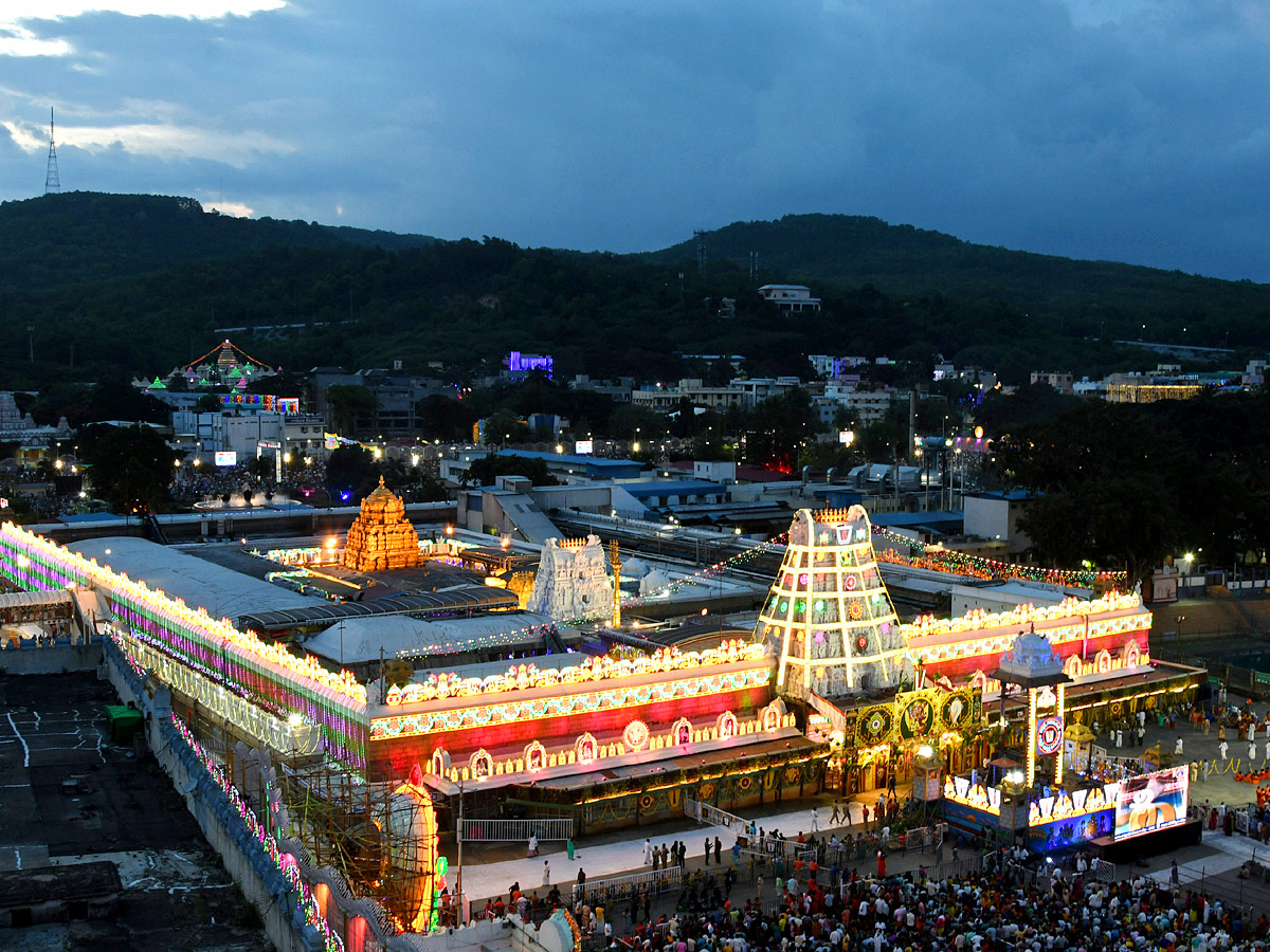 Tirumala_20Brahmotsavam_20Srivari_20Garuda_20Seva_20PHotos_6.jpg 17