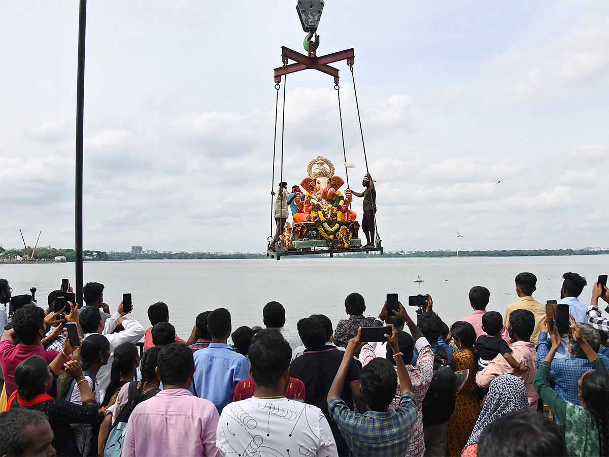 Ganesh_20Immersion_20in_20Hyderabad_202023-14.jpg 14