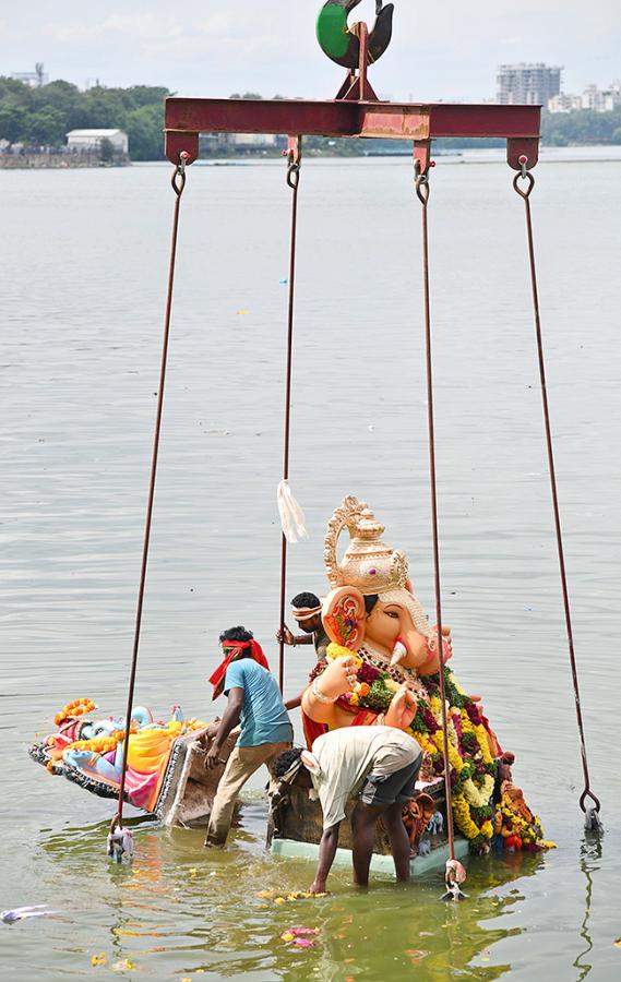 Ganesh_20Immersion_20in_20Hyderabad_202023-25.jpg 24