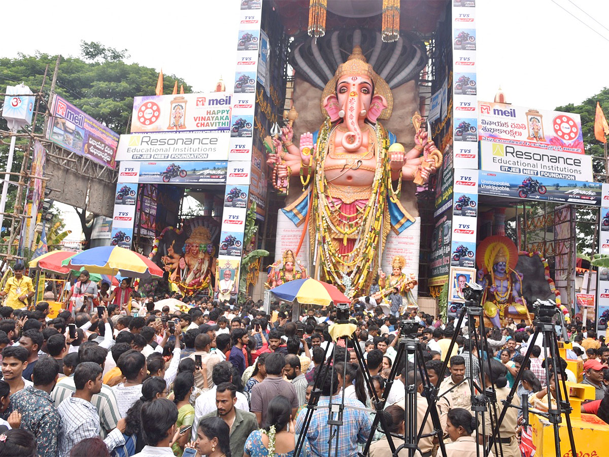 Huge_20Devotees_20Rush_20At_20Khairatabad_20Ganesh-1.jpg 1