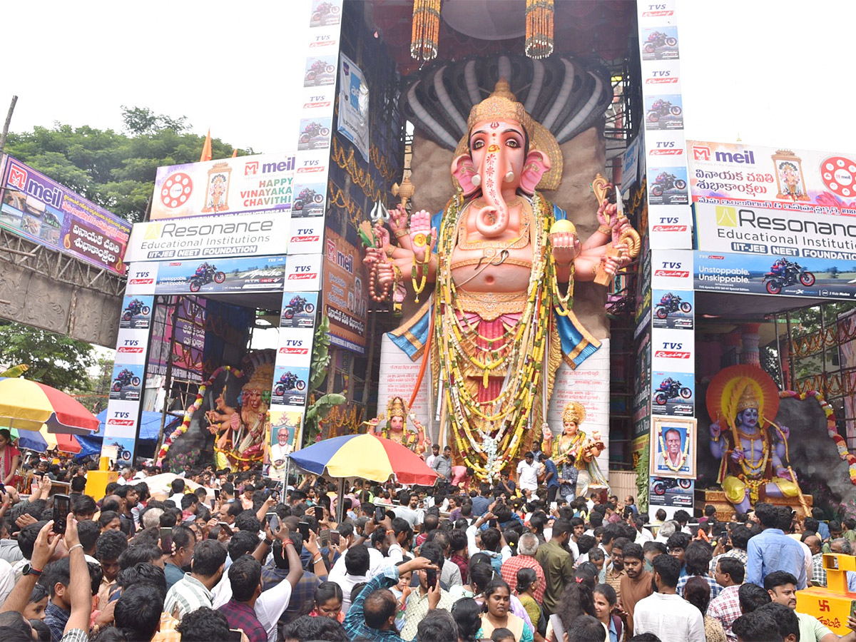 Huge_20Devotees_20Rush_20At_20Khairatabad_20Ganesh-11.jpg 11