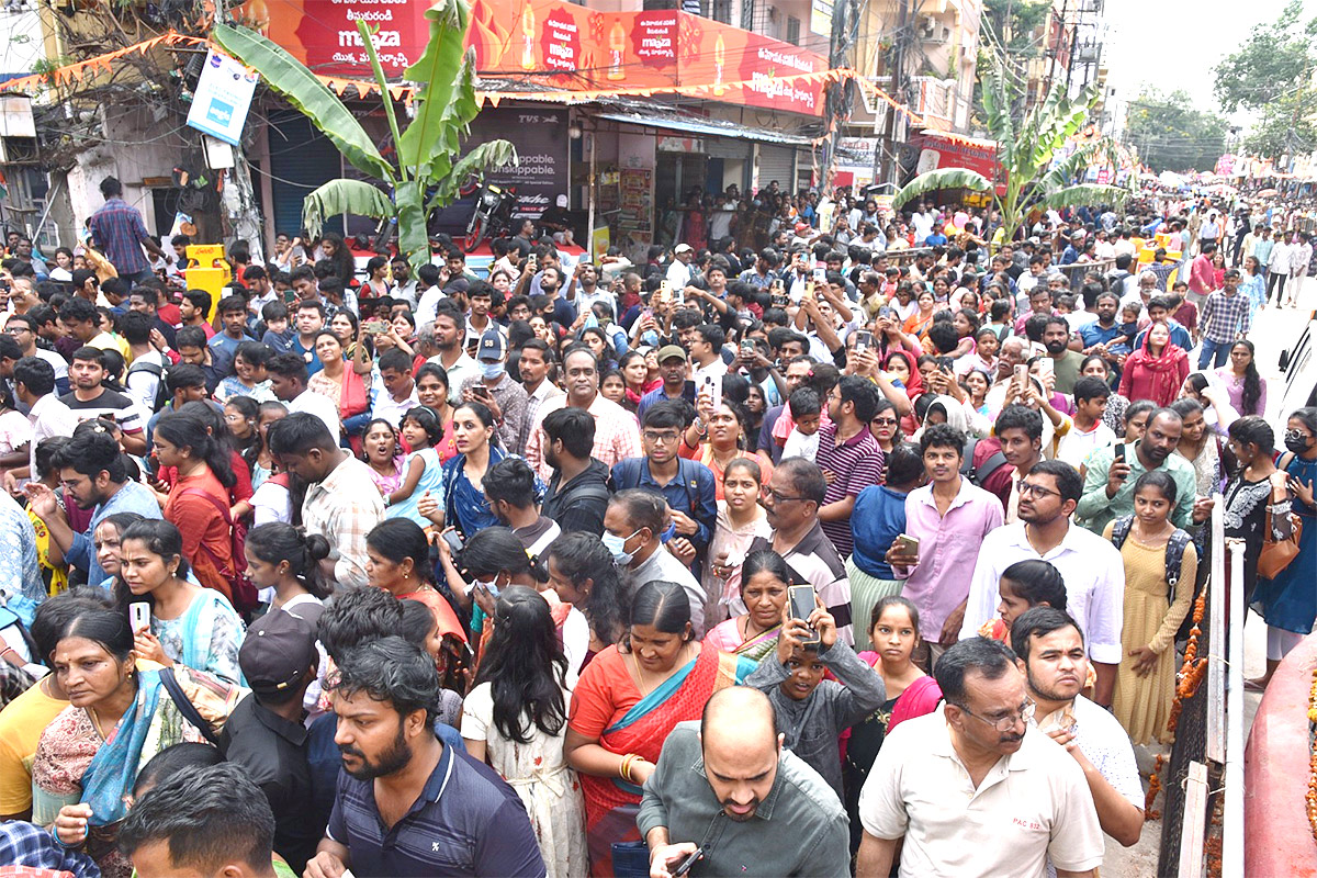Huge_20Devotees_20Rush_20At_20Khairatabad_20Ganesh-12.jpg 12