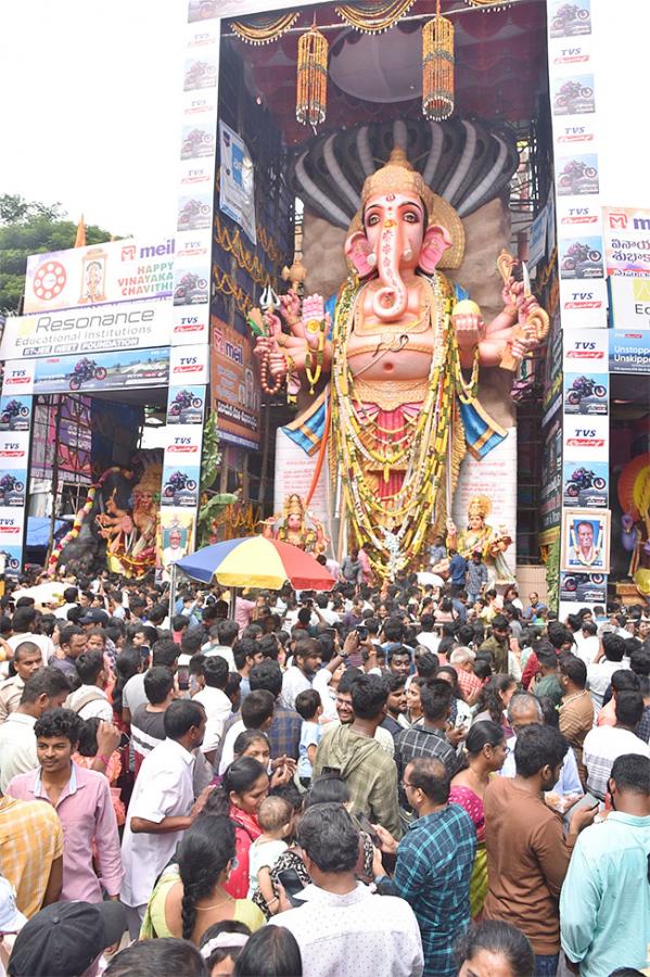 Huge_20Devotees_20Rush_20At_20Khairatabad_20Ganesh-13.jpg 13