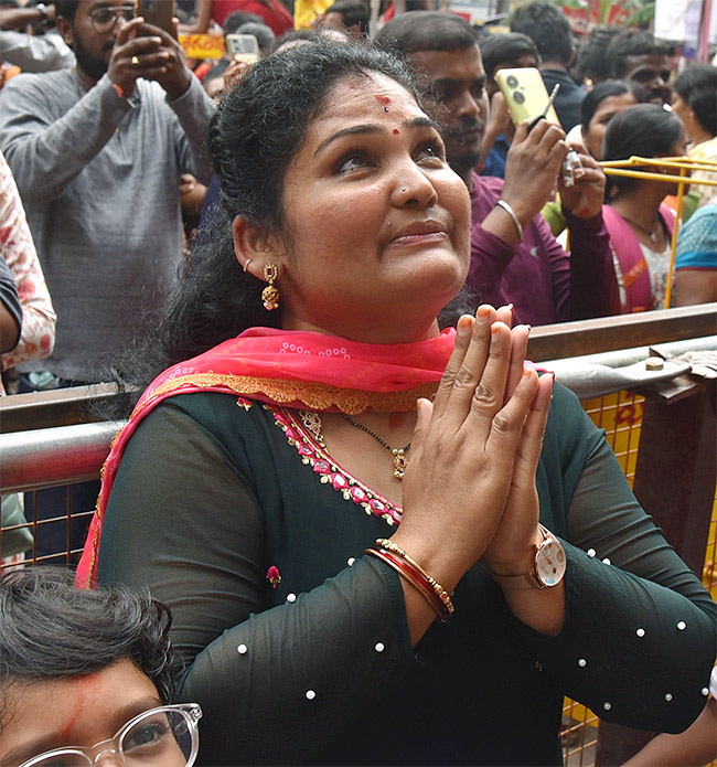 Huge_20Devotees_20Rush_20At_20Khairatabad_20Ganesh-15.jpg 15