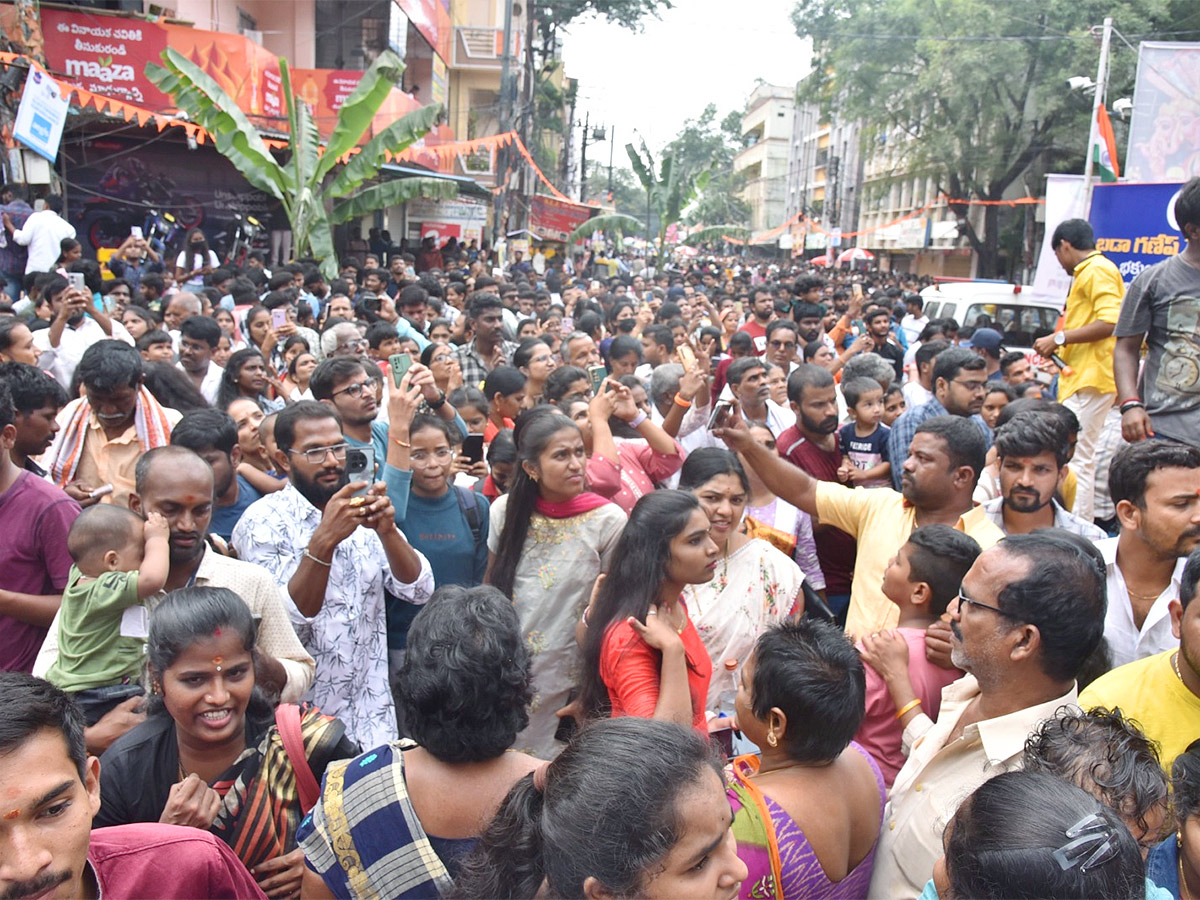 Huge_20Devotees_20Rush_20At_20Khairatabad_20Ganesh-16.jpg 16
