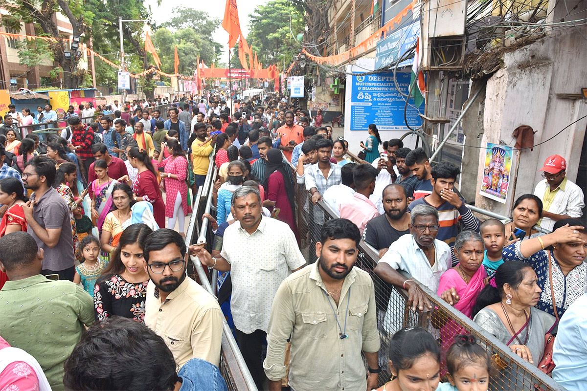 Huge_20Devotees_20Rush_20At_20Khairatabad_20Ganesh-17.jpg 17