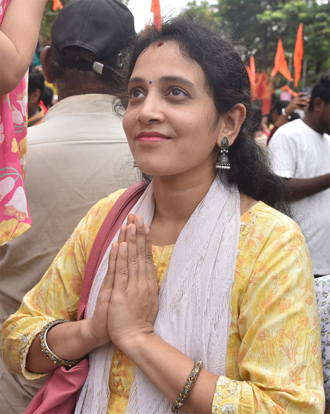 Huge_20Devotees_20Rush_20At_20Khairatabad_20Ganesh-19.jpg 19
