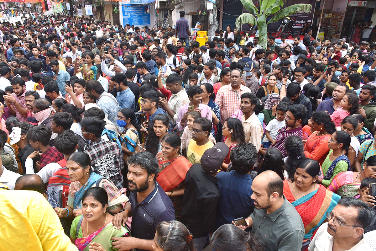 Huge_20Devotees_20Rush_20At_20Khairatabad_20Ganesh-2.jpg 2