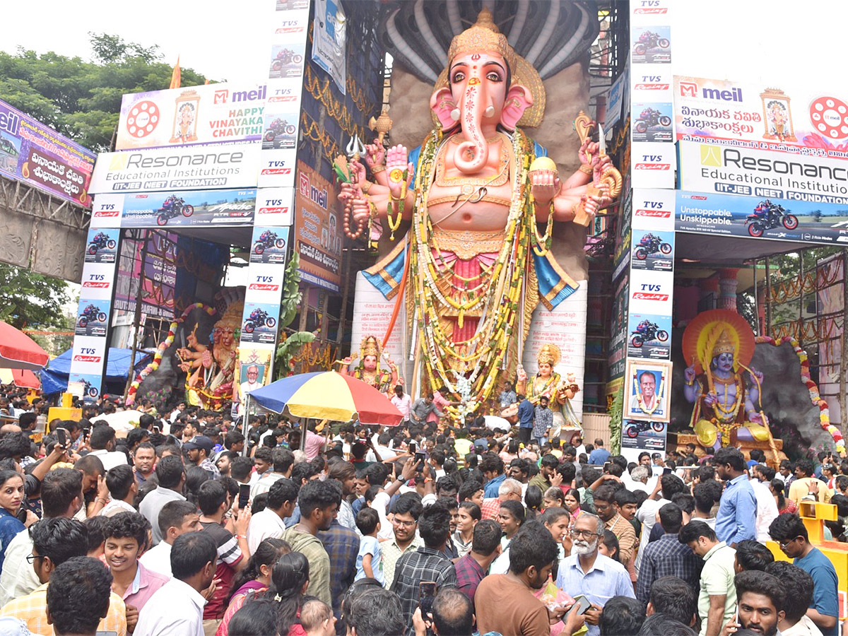 Huge_20Devotees_20Rush_20At_20Khairatabad_20Ganesh-3.jpg 3