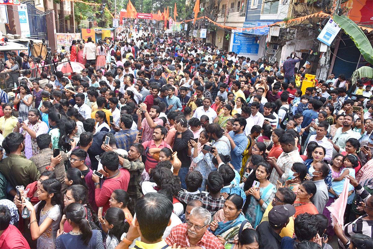 Huge_20Devotees_20Rush_20At_20Khairatabad_20Ganesh-4.jpg 4
