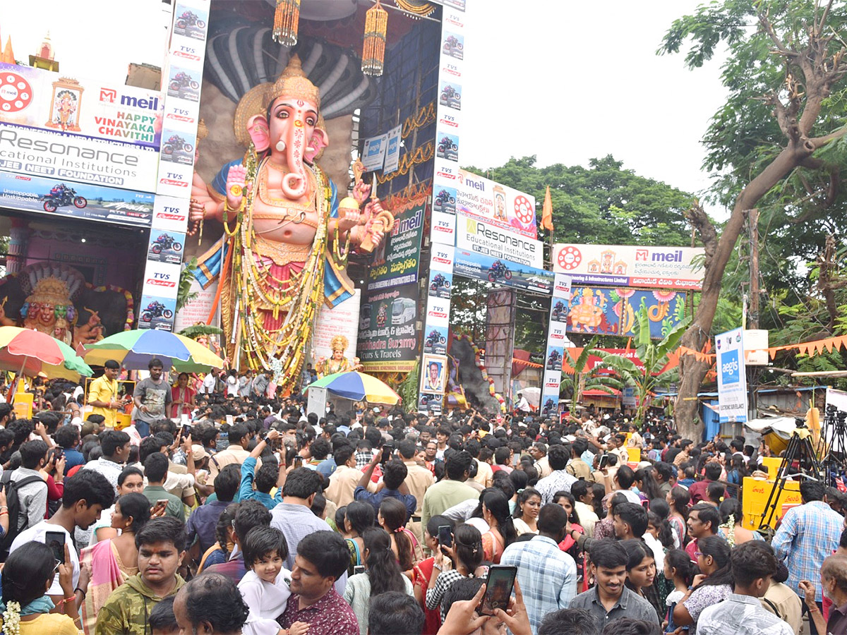 Huge_20Devotees_20Rush_20At_20Khairatabad_20Ganesh-7.jpg 7