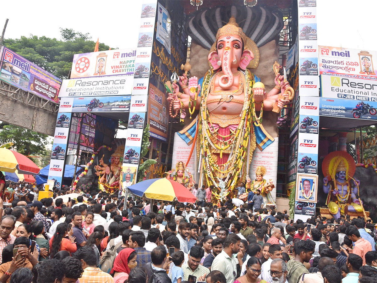 Huge_20Devotees_20Rush_20At_20Khairatabad_20Ganesh-8.jpg 8